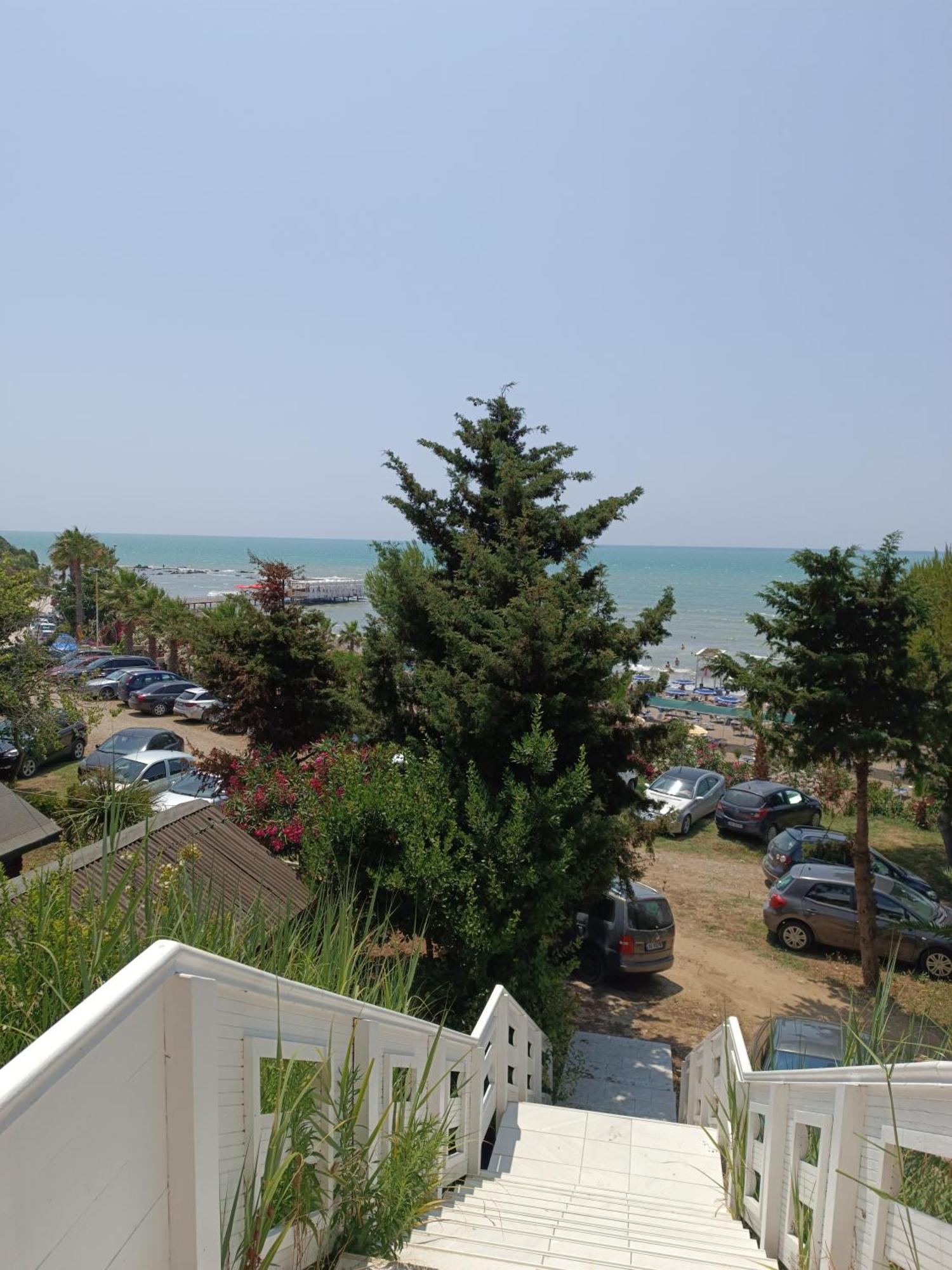 Plazhi Gjeneralit - Small Cabins - Bungalows - Apartaments - Villas - Suite Kavaje Exterior foto