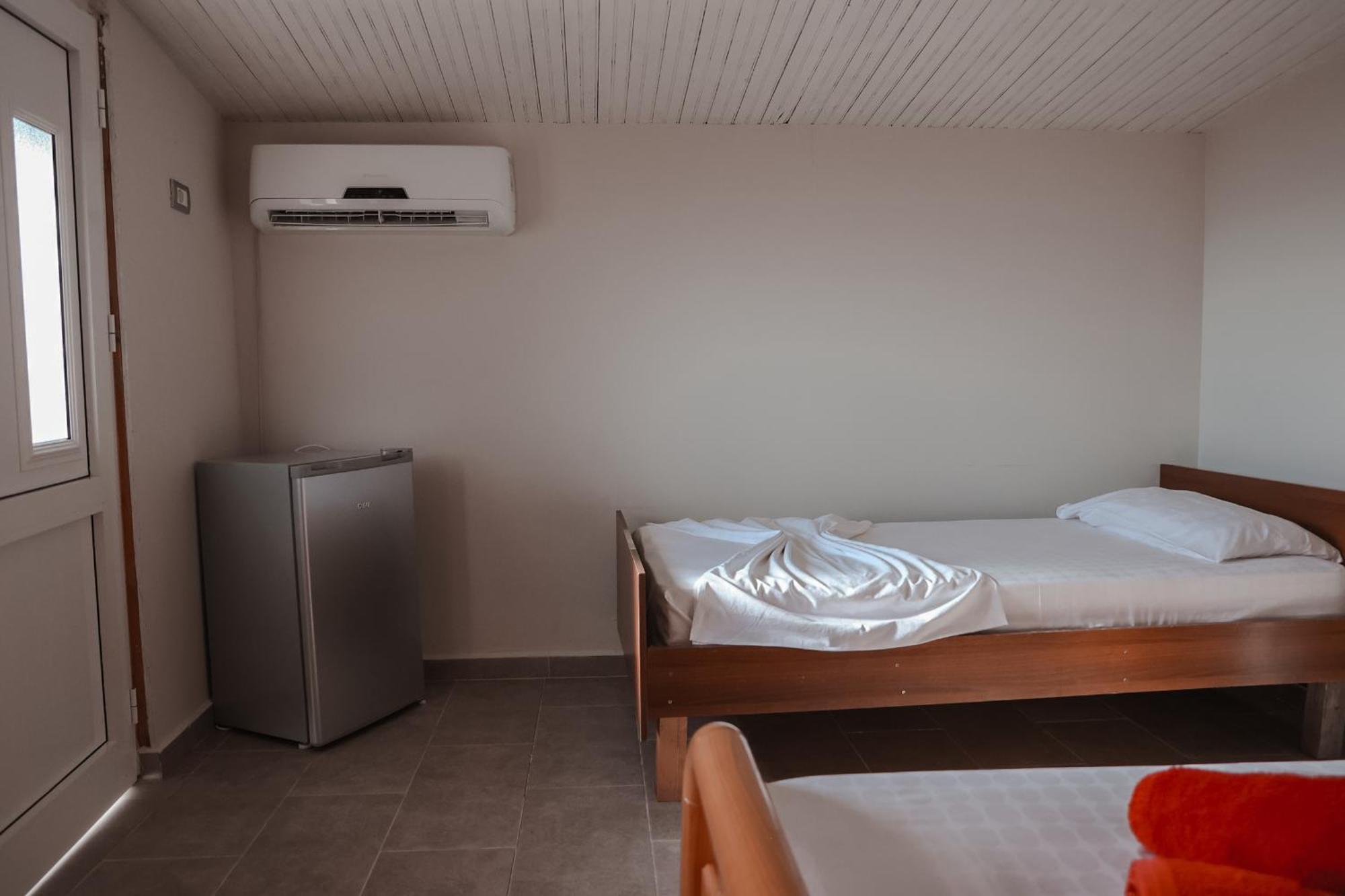 Plazhi Gjeneralit - Small Cabins - Bungalows - Apartaments - Villas - Suite Kavaje Exterior foto